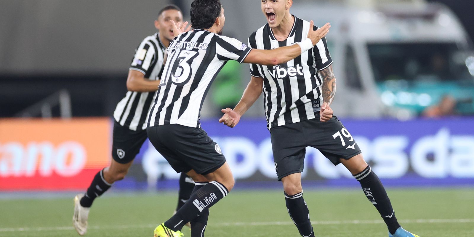 Botafogo vence Santos com gol no último minuto na reabertura do Brasileirão