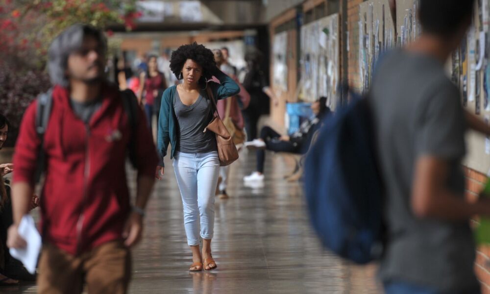 Mais de 54% dos graduandos já abandonaram curso para cuidar dos filhos