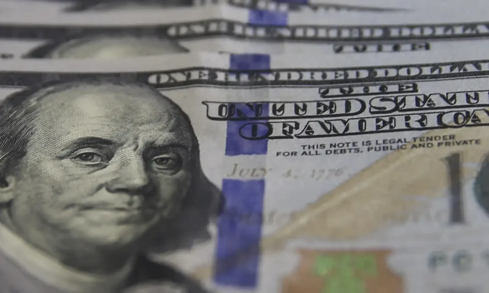 Dólar atinge menor valor desde junho em meio à alta do petróleo