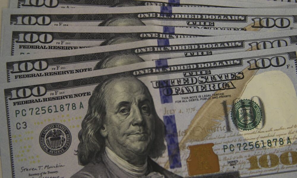 Dólar recua para R$ 5,08, enquanto bolsa registra quarta queda consecutiva