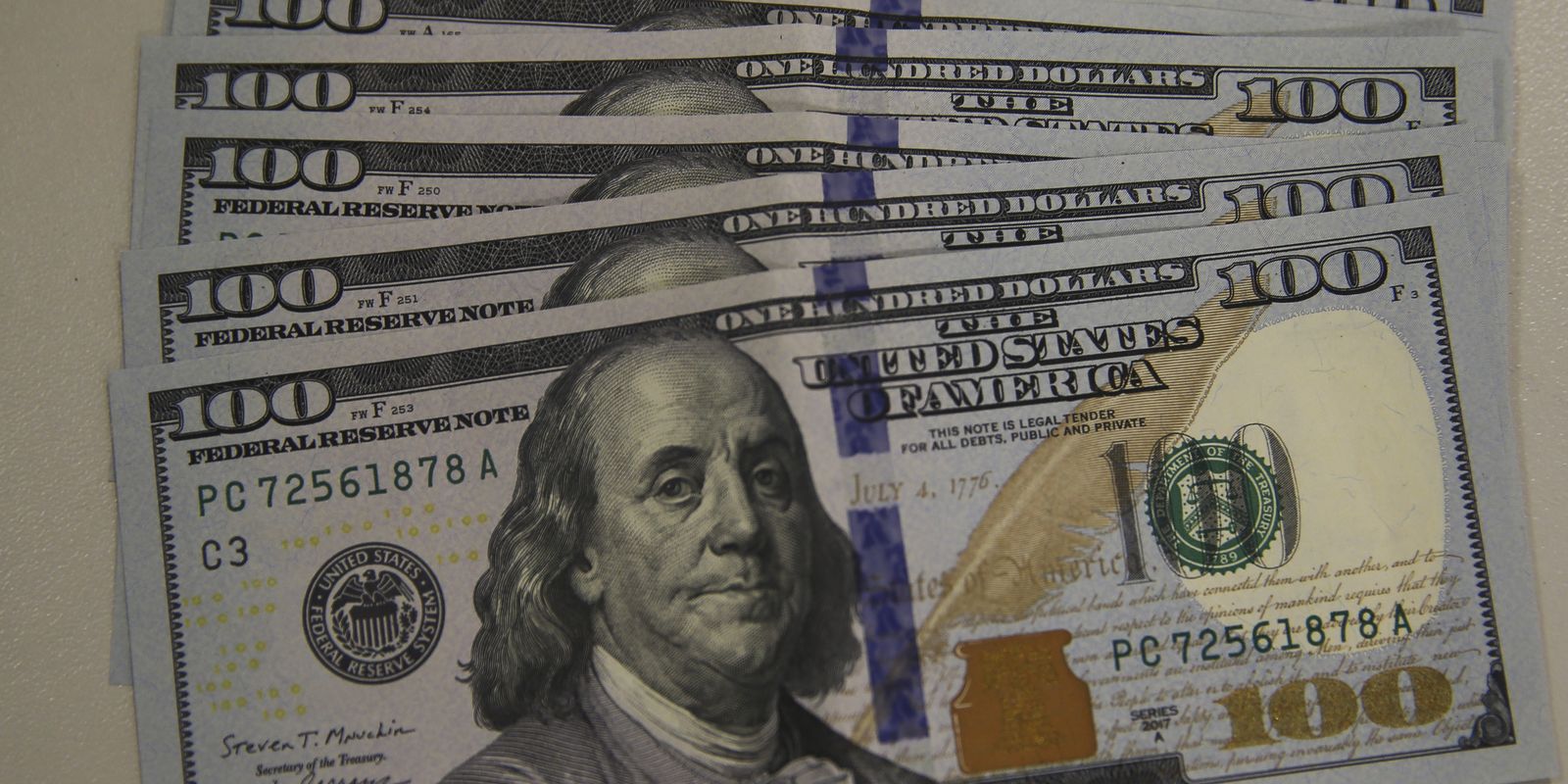Dólar recua para R$ 5,08, enquanto bolsa registra quarta queda consecutiva
