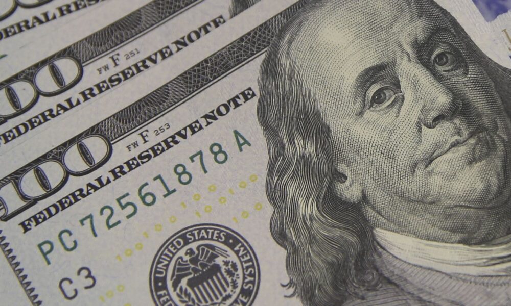 Dólar se aproxima de R$ 5,10 em meio a aumento de tarifas e tensões globais