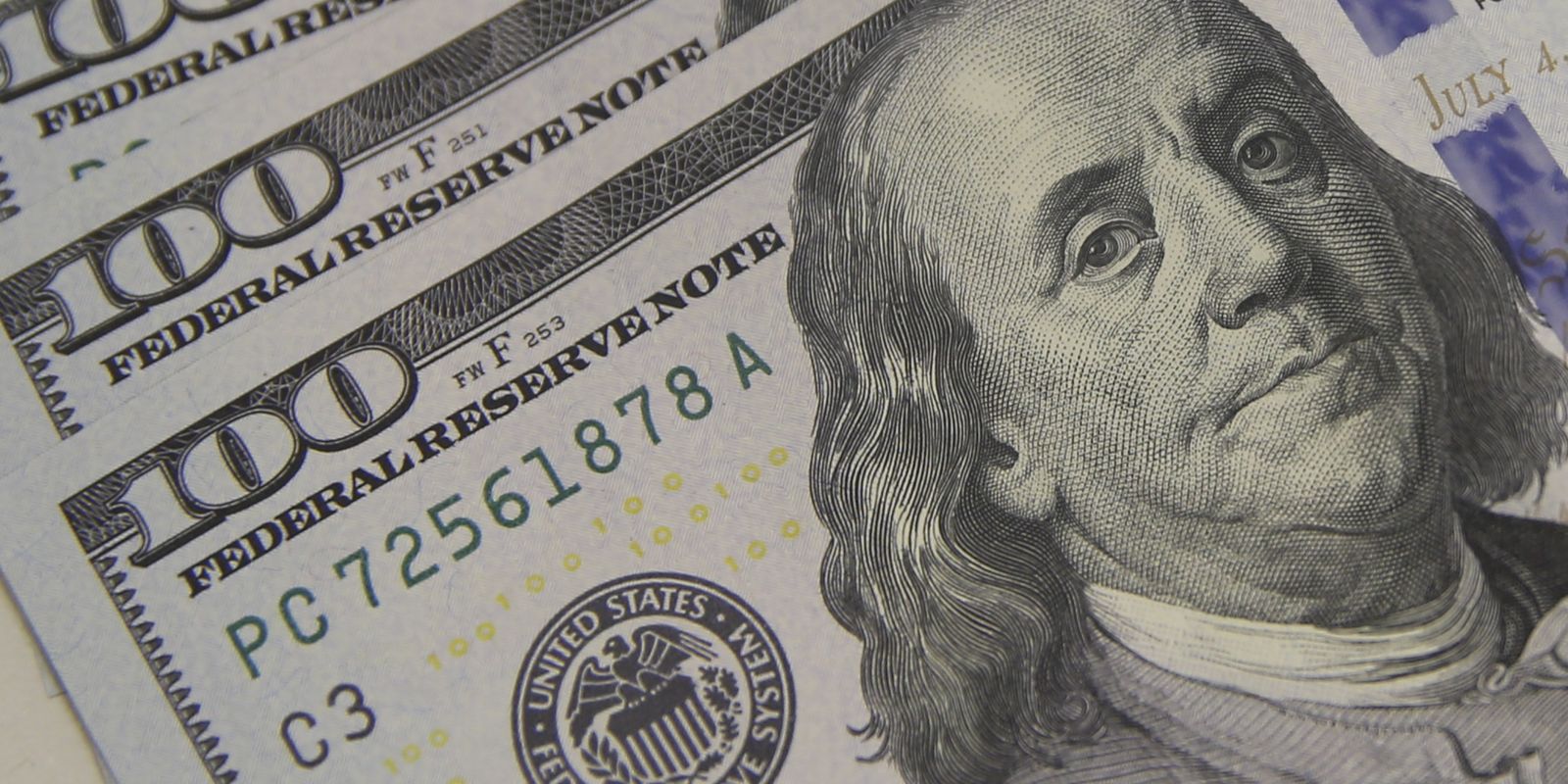 Dólar se aproxima de R$ 5,10 em meio a aumento de tarifas e tensões globais