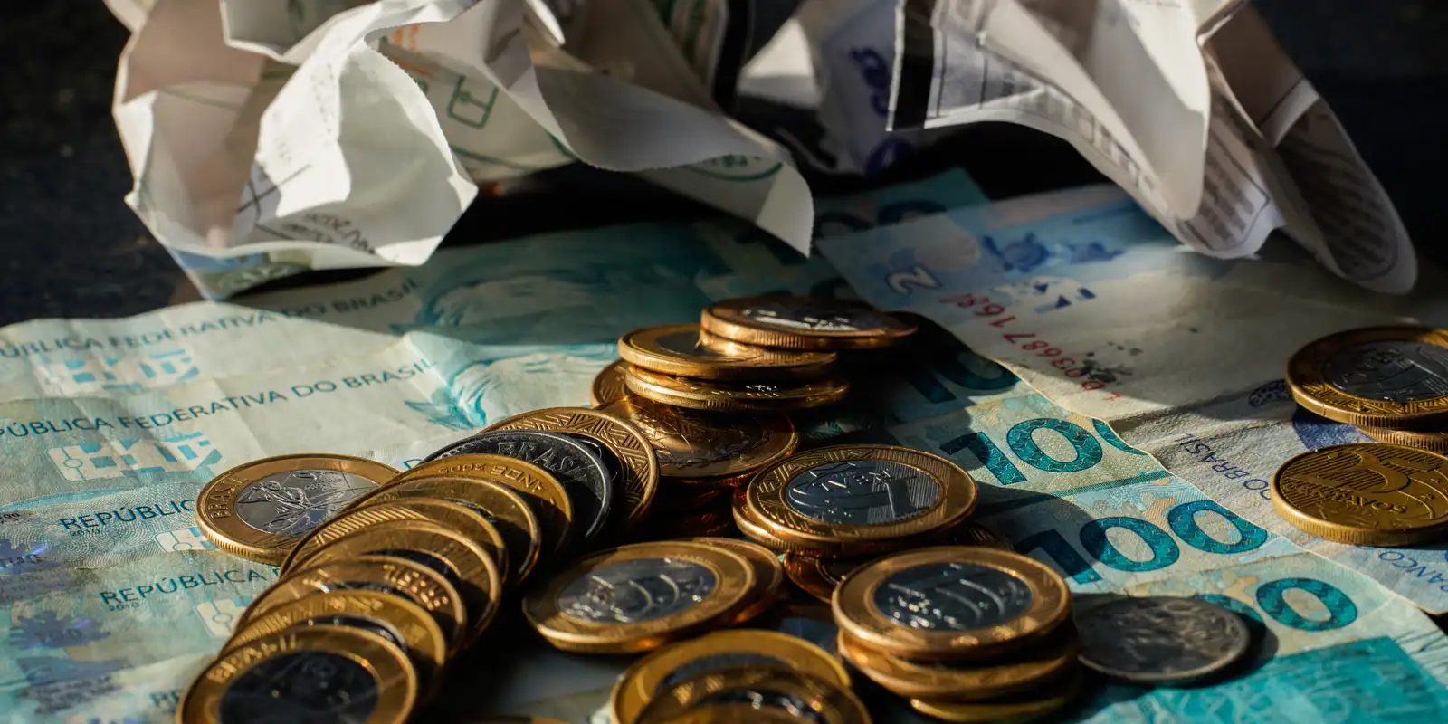 Economia registra crescimento de 0,7% em maio, impulsionada pelo consumo das famílias, segundo FGV
