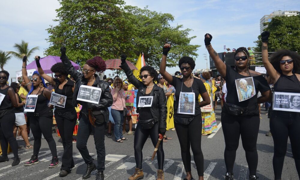 Compreenda o conceito de blackwashing e a atuação do "antirracismo de aparência"